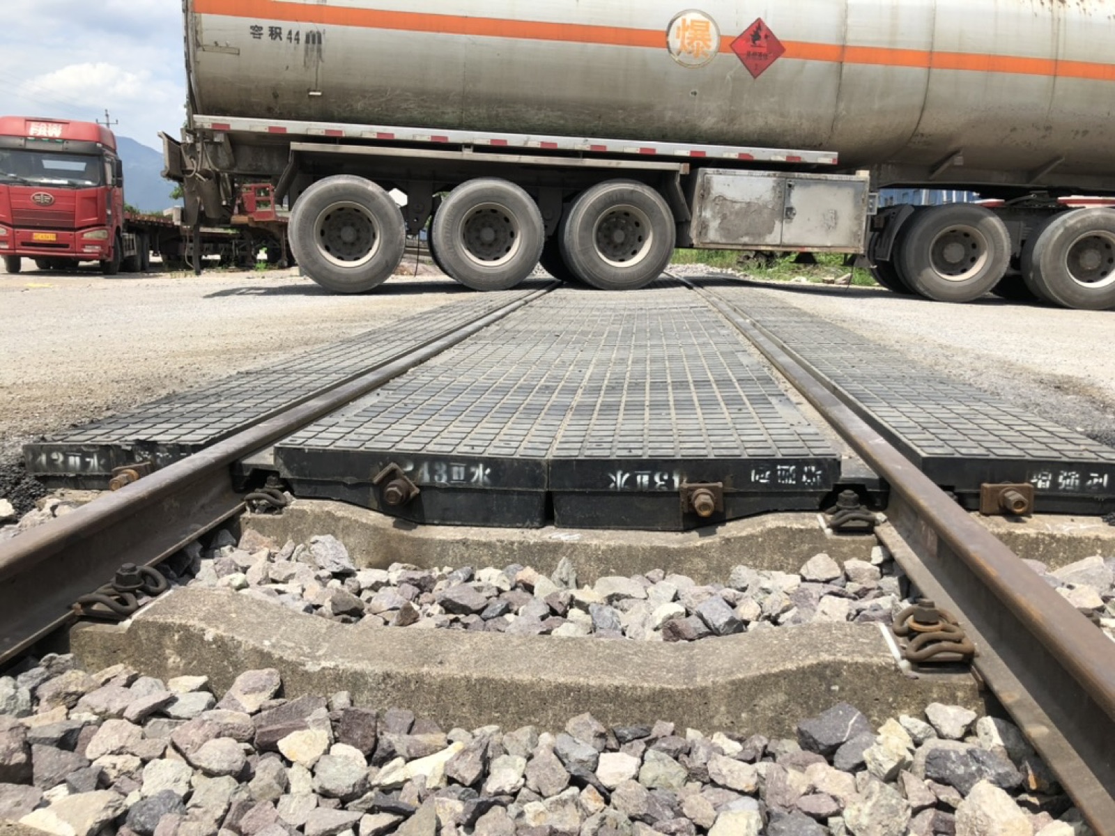 重型车辆通过已铺设铁路橡胶道口板的工程现场